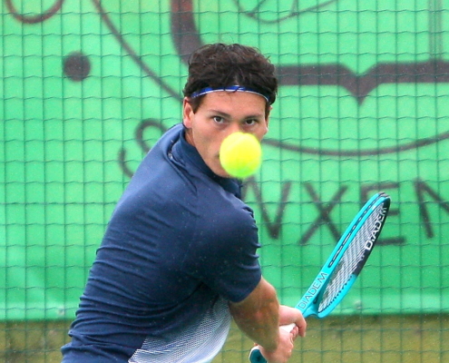 Currás mirando la bola (medios)