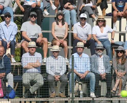 El público sigue la evolución de la bola (medios)