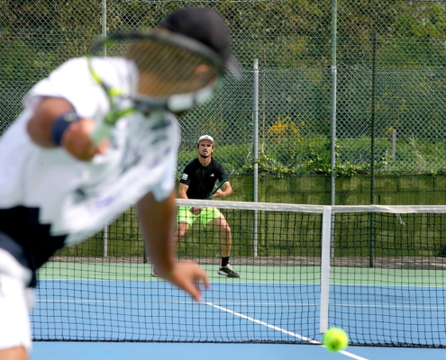 Petros Tsitsipas al fondo de red (medios)
