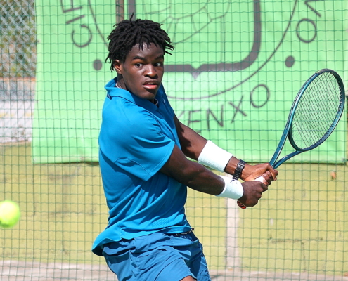 Carel Ngounone (medios)