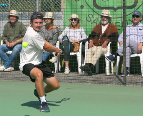 El suizo Flynn Thomas (medios)