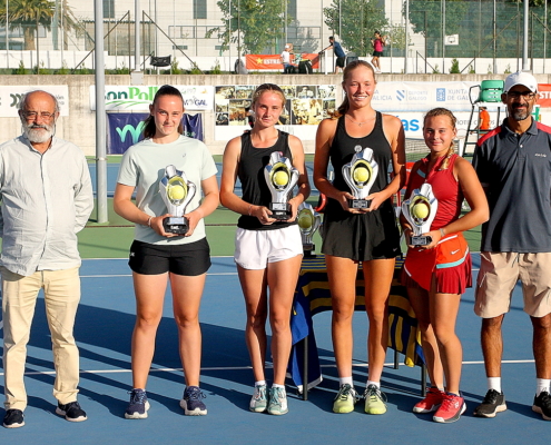 Inglesa y suiza con las checas en la entrega de premios (medios)