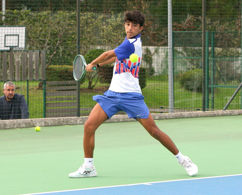 El iraní Bardia Majdabadi (medios)