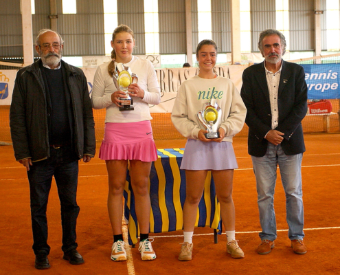 La inglesa Rebel y la aragonesa Cortés Medrano (medios)