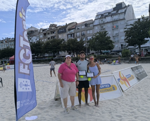 Alejandro Guimaraens y Eva fantova -campeones mixto con la juez arbitro